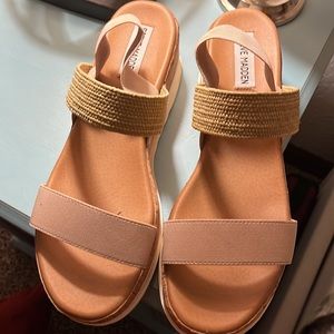 NEVER WORN Steve Madden Platform Sandals